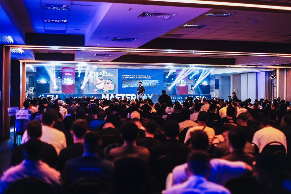 Palestra ao vivo com o audit&oacute;rio lotado em uma edi&ccedil;&atilde;o anterior do MasterDay